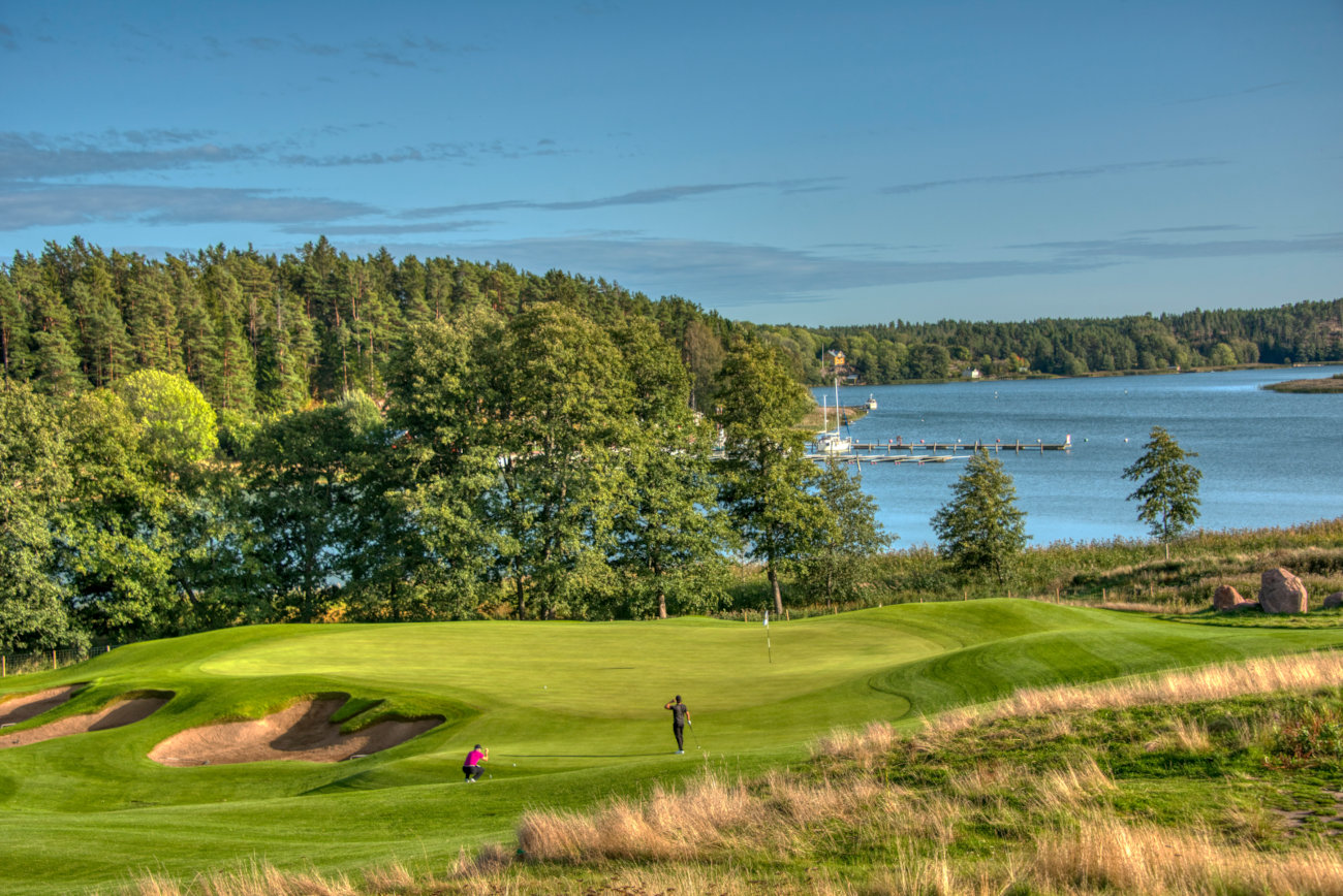 Golfspel på Kungsbanan vid Ålands Golfklubb, en kuperad bana i naturskön miljö