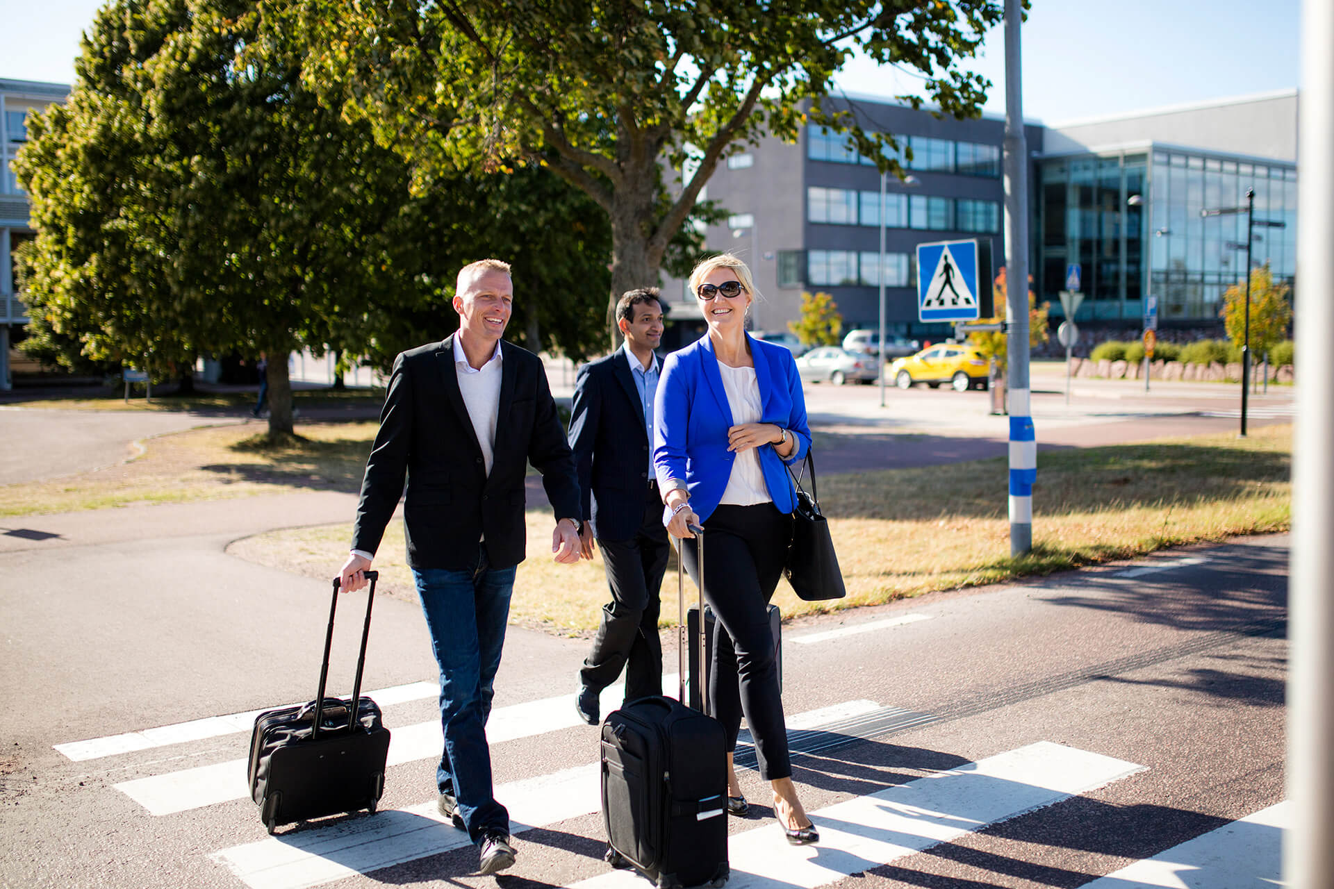 Företagsresenärer anländer till Åland – affärsresenärer med resväskor på väg till möte i Mariehamn.