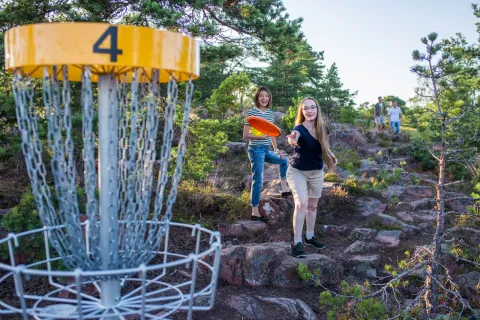 Två personer som spelar discgolf i Mariehamn på Åland.