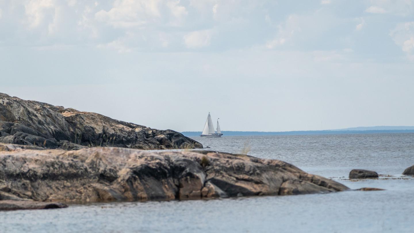 Stangnäs–Sandvik 8 km – giant’s kettle and rocky seashores