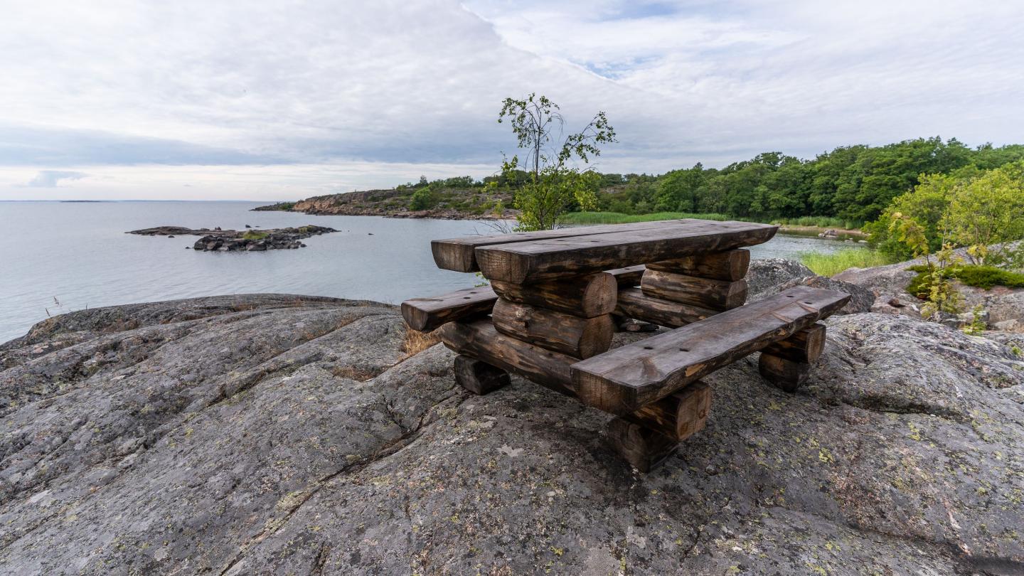Stangnäs–Sandvik 8 km – giant’s kettle and rocky seashores