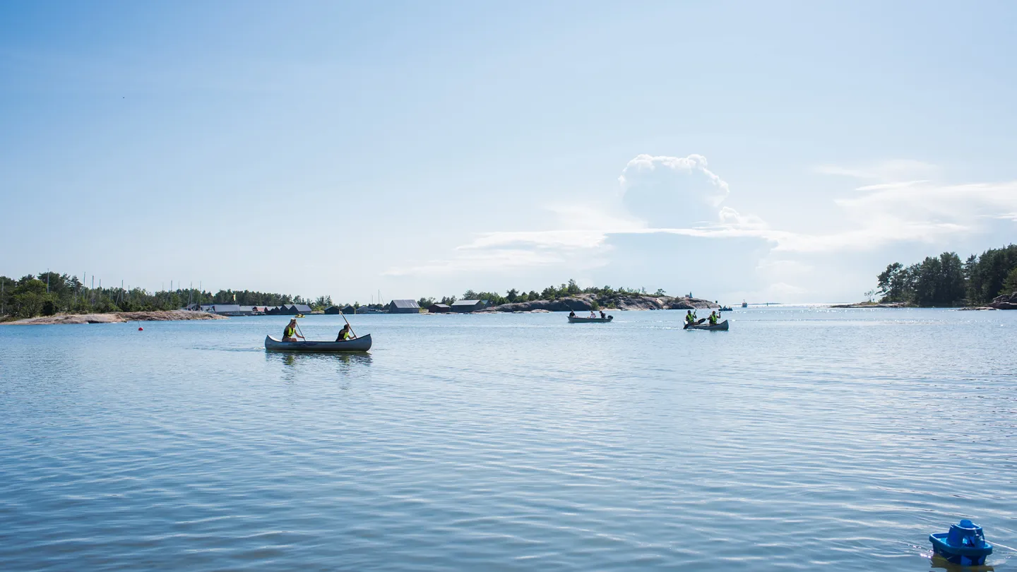Koululuokka meloo kanootilla leirikoulussa Ahvenanmaalla Ålandsresorin järjestämällä matkalla.