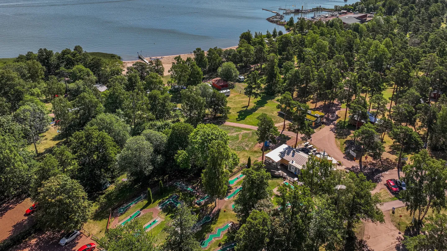 Drönarfoto över Gröna Uddens Camping där havet skymtar i bakgrunden
