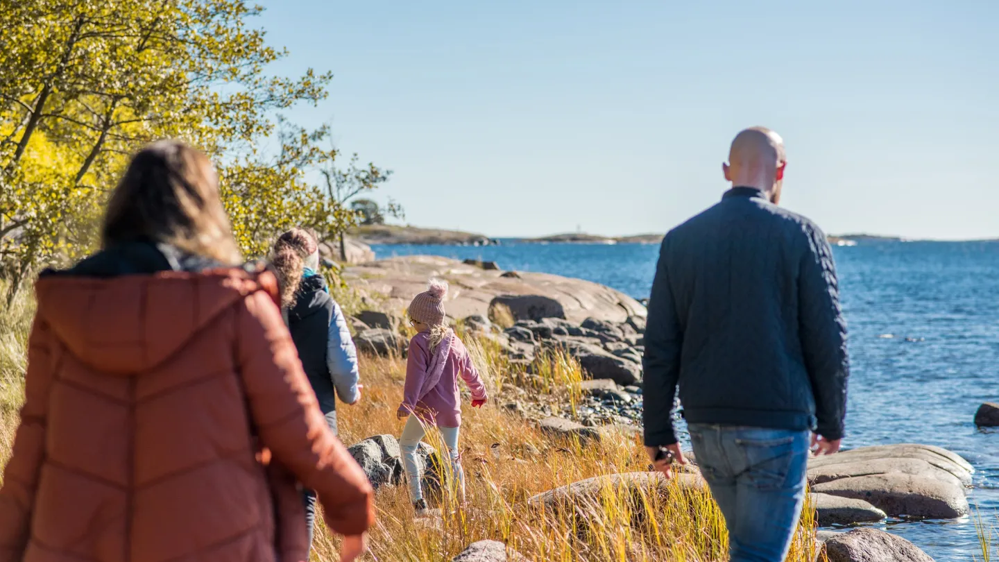 Family walking along the Åland coastline on a autumn day – experience nature, the sea and tranquillity with Ålandsresor