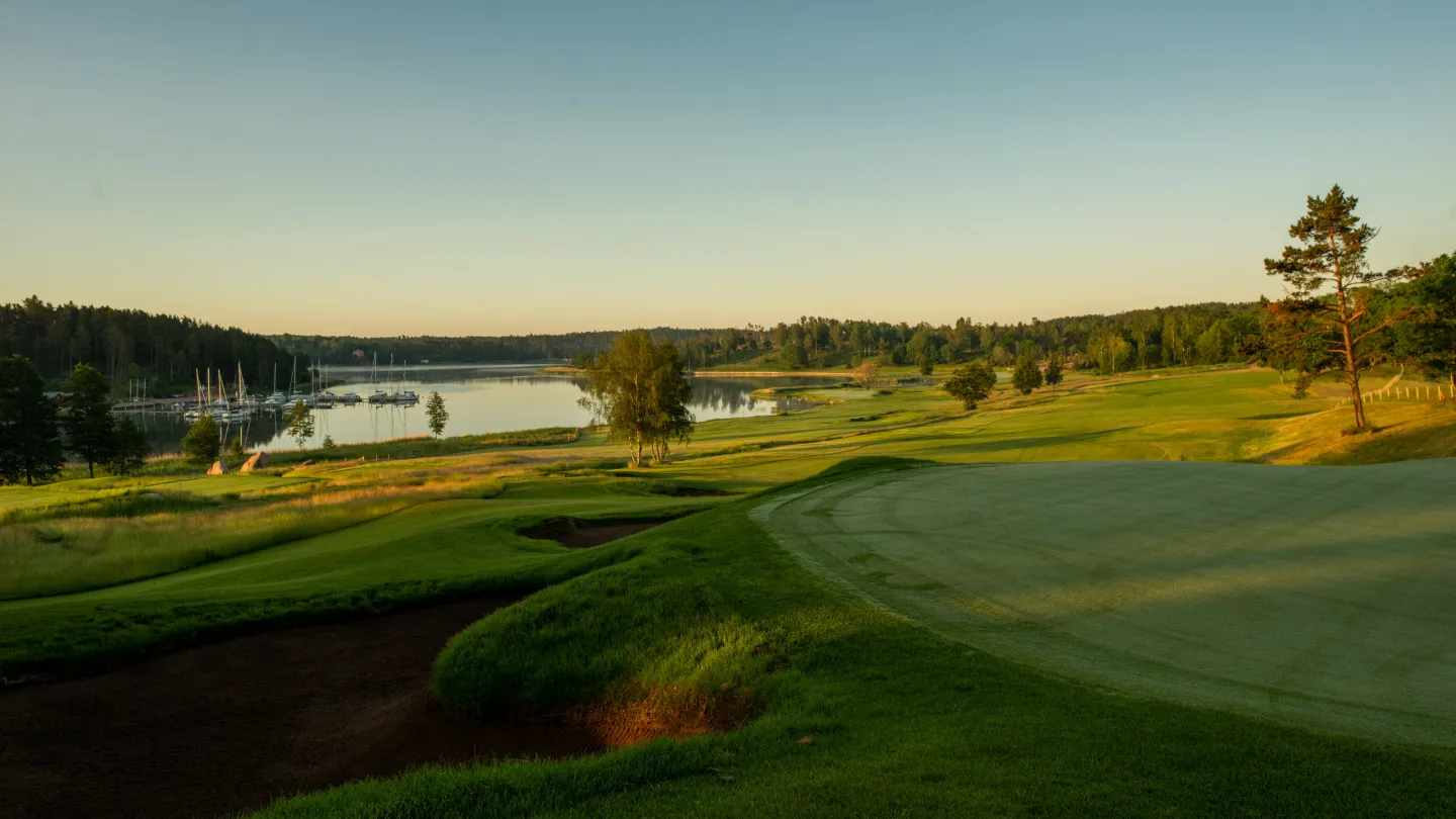 Golfbana vid havet på Åland med utsikt över fairway och vatten i naturskön miljö