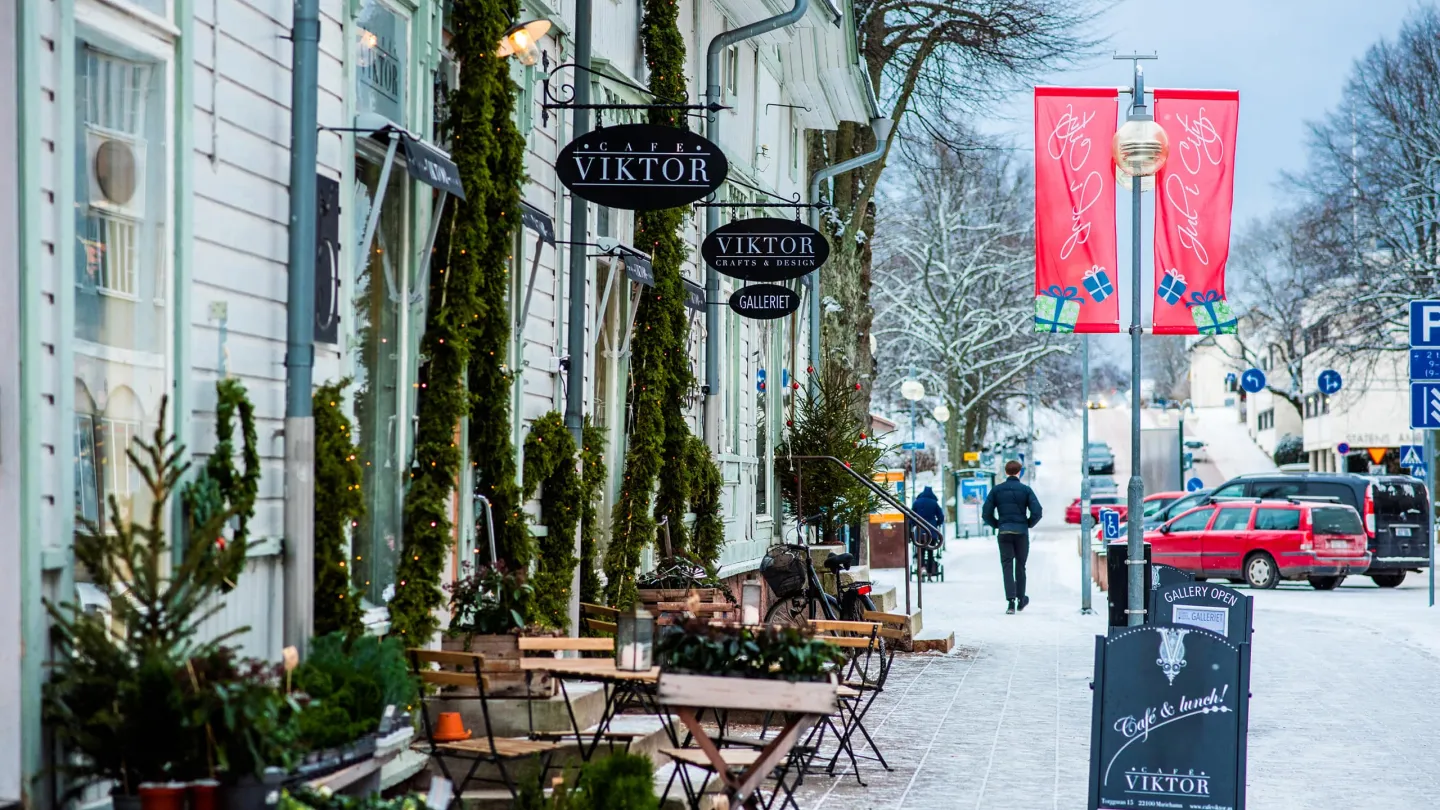 Torggatan i Mariehamn under vintern med juldekorationer och Café Viktor, en stämningsfull vy av jul på Åland.