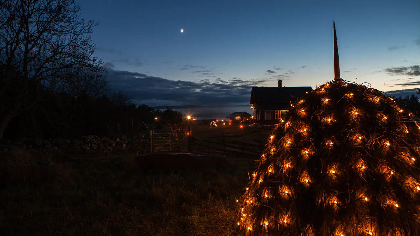 Jul på Silverskär på Åland, stillsam vinterkväll med ljusslingor och skärgårdsmiljö.