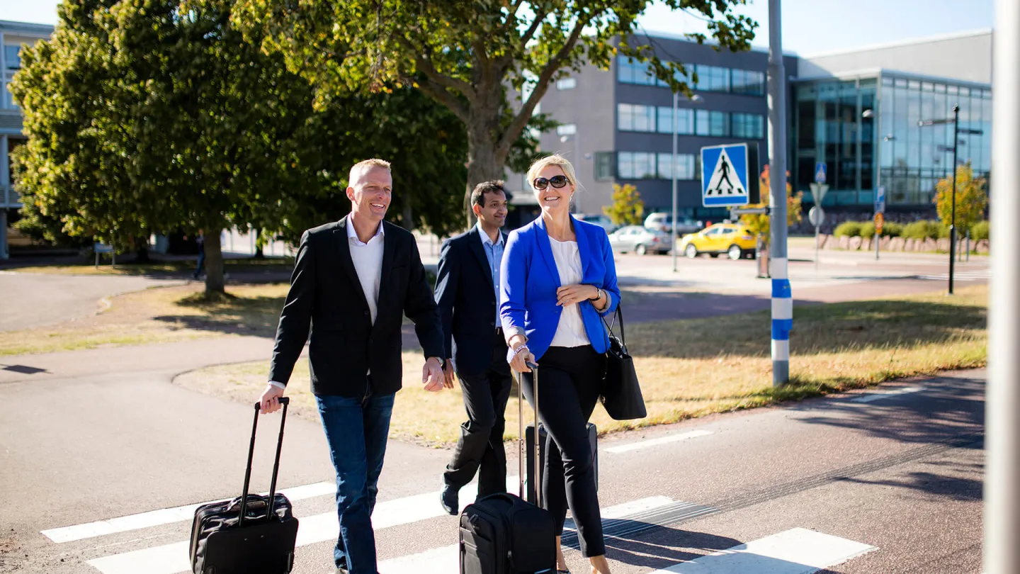 Grupp människor påväg till konferens på Åland
