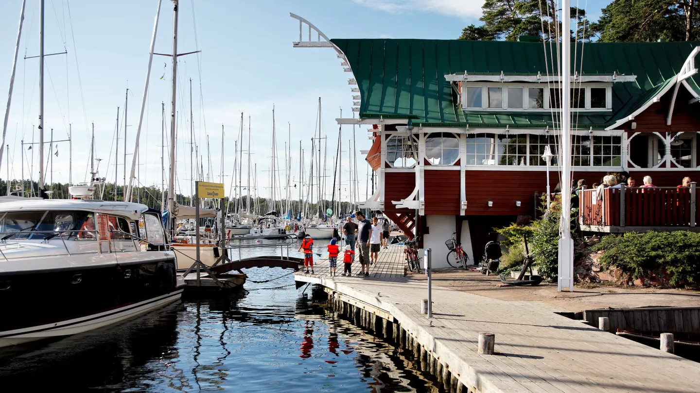 Vierassatama Maarianhaminassa Ahvenanmaalla. Veneitä, laituri ja ihimiset kesätunnelmissa.