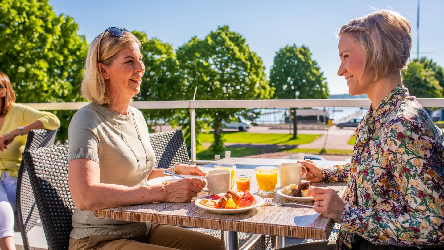 Aamiainen terassilla Ahvenanmaalla